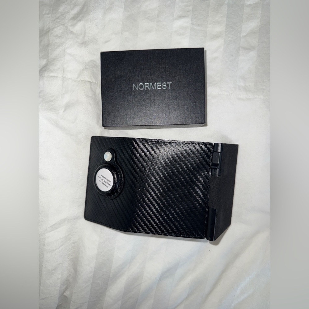Normest Carbon Fiber RFID-Blocking Wallet with AirTag Slot – Sleek & Secure